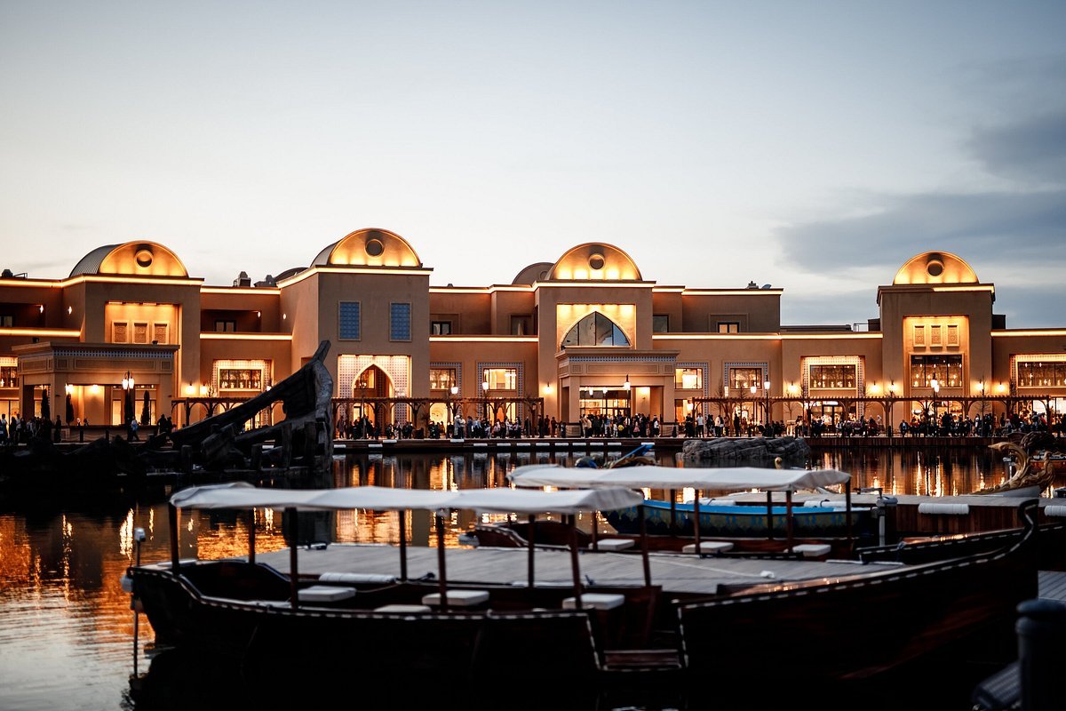 중앙 수로와 부서진 배 조형물 앞